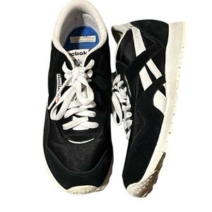 Vintage Reebok Classic Black and White Sneakers Women’s 9.5